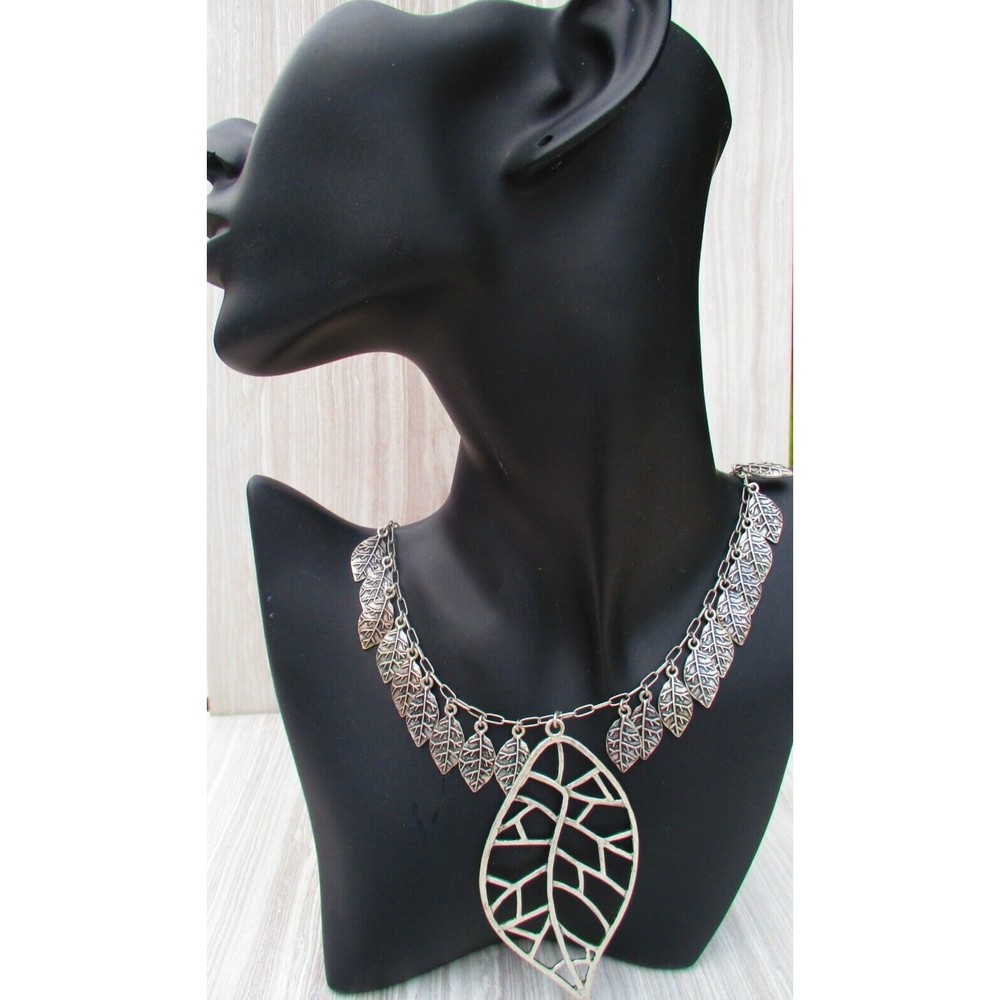 Jessica Simpson Matte Silver-Tone Leaf Necklace 16" - Picture 1 of 10